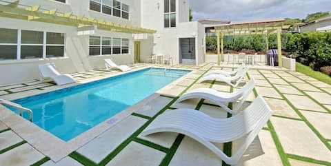 Modern & Cozy West Coast Condo in Gated Community