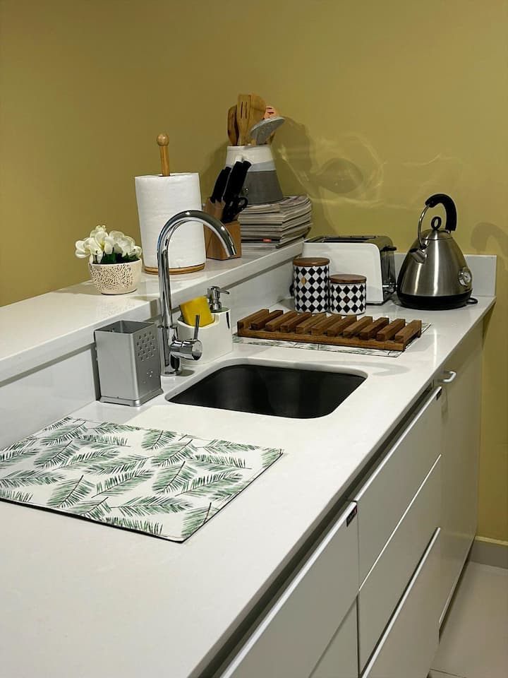 Kitnet com varanda de frente para a rua em Palermo Soho