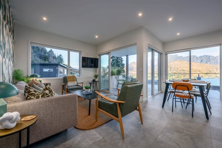 Stunning Mountain & Lake Views | Luxury 2br Apt - Queenstown