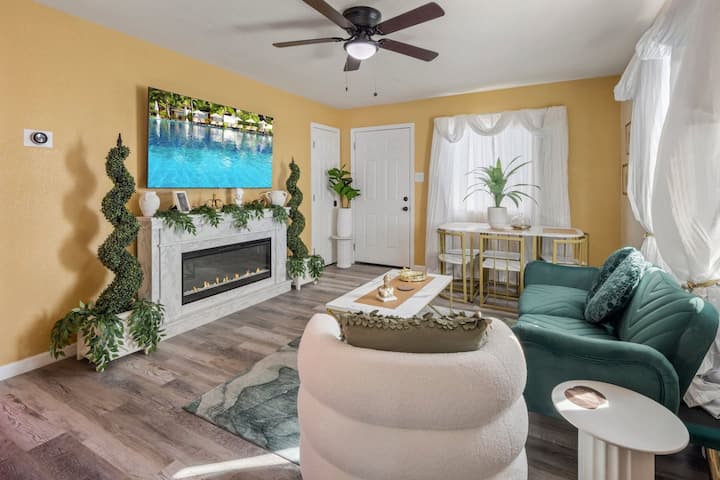 Clued In Retro Escape: Fun 2br In Phoenix - Phoenix, AZ