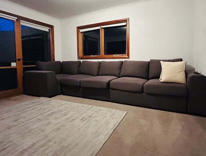 位于一楼的第二间客厅设有一张大沙发（包括一张双人沙发床）和一台电视