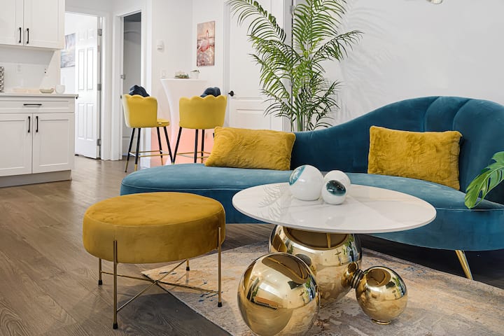 Relaxing Miami Vibe Getaway - Port Coquitlam