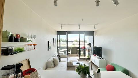 Top Airbnb: Comfy & Bright on Iconic Lygon St | Free Parking in Brunswick