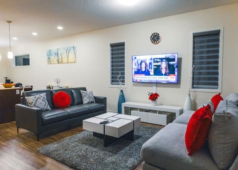 Top performing Airbnb: Luxurious 3-Bedroom House in Northwest Edmonton in Mc Conachie
