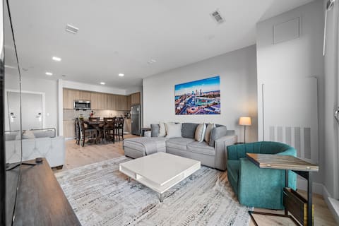 Luxurious 1BR w/Pool, Gym & W/D, nr Blue Line