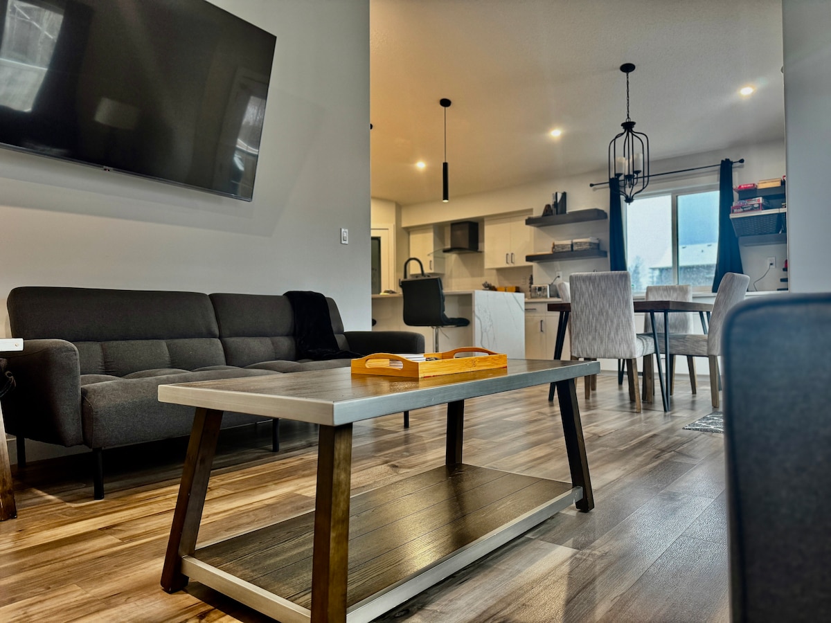 Главна дневна соба на горниот кат со 75-инчен вртлив HD паметен телевизор, 1 кауч на спуштање, сопствен кварцен камин, тавани од 25 инчи и многу природна светлина 