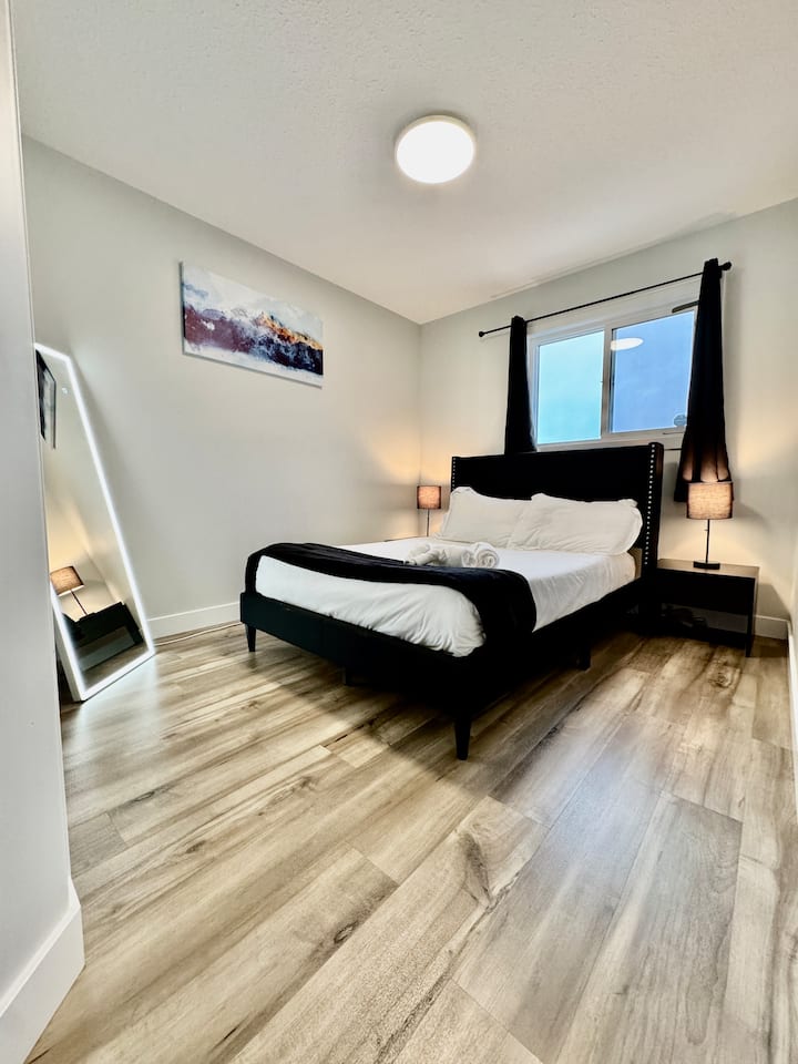 Chambre à l'étage, 3 lits queen size, beaucoup de lumière naturelle ainsi que miroir de vanité éclairé à l'arrière 