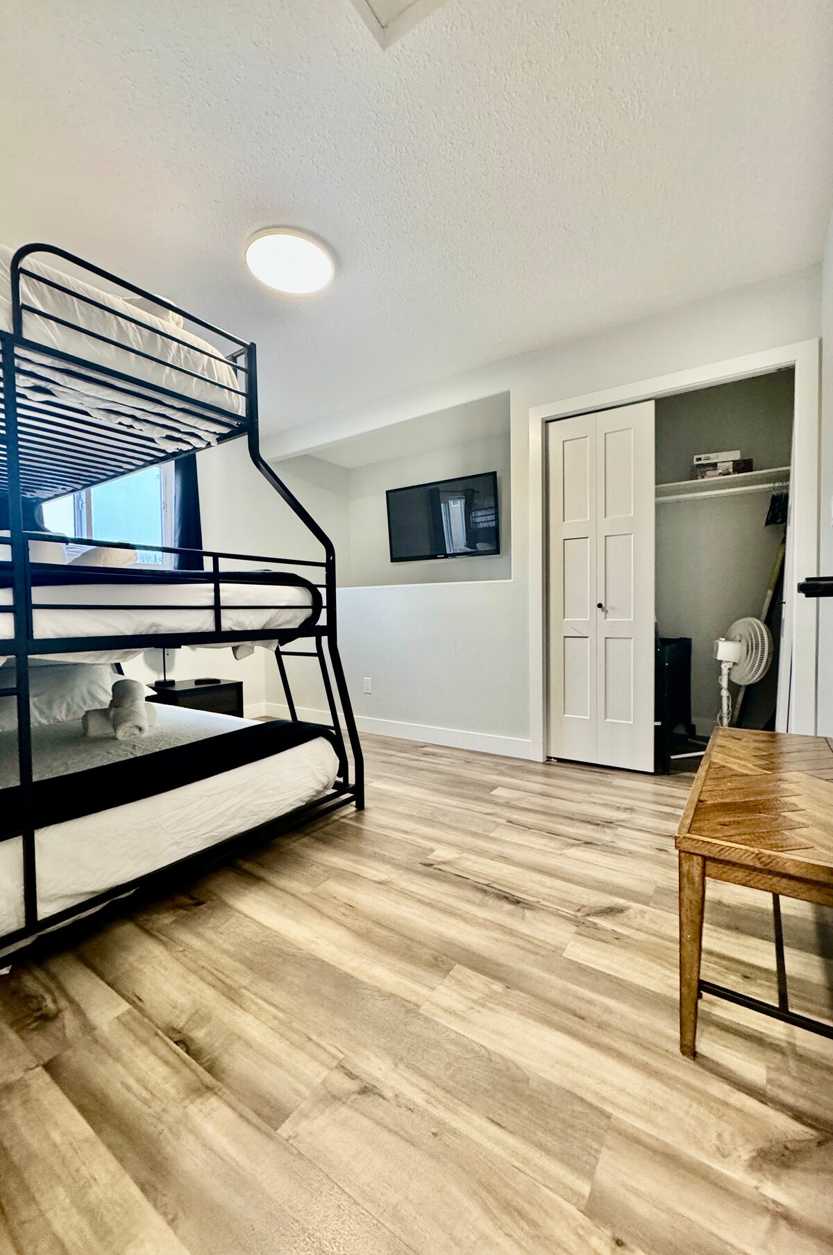 Спална соба 2 на горниот кат со 55-инчен паметен HD телевизор, двокатно осветлување (Bright White или Warm Amber) и троен кревет на спрат. 

Брачен кревет (широк 150-179 см), полн и единечен XL (вишок простор за нозе) 