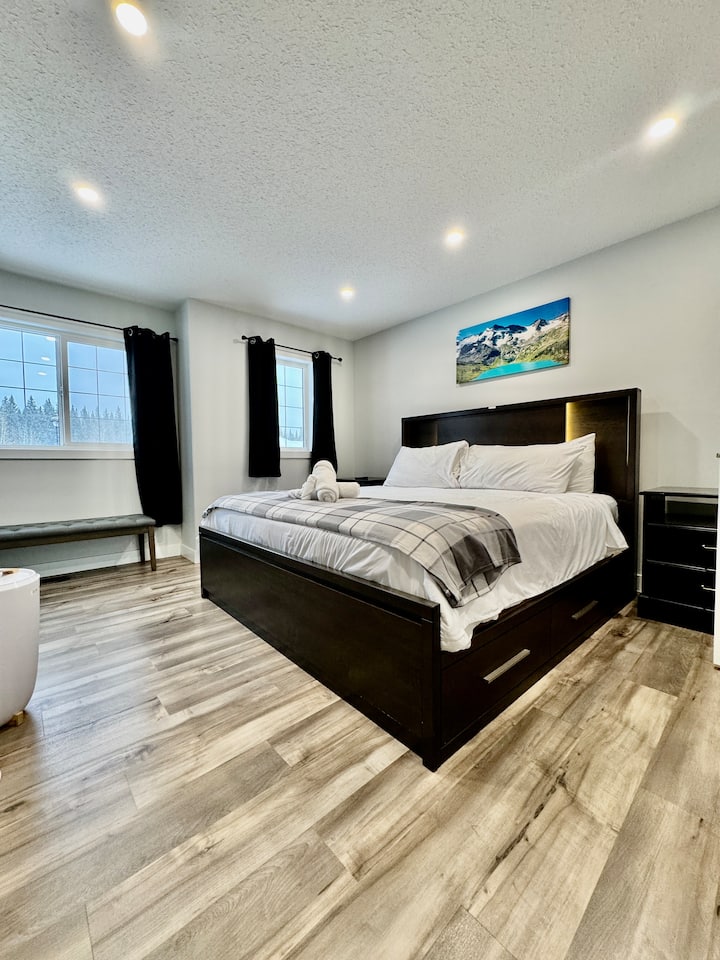 Suite du propriétaire à l'étage avec un lit King Size californien incroyablement confortable, un éclairage bicolore à intensité variable, un immense dressing et des extras tels que des serviettes/peignoirs plus chauds avec votre confort à l'esprit 