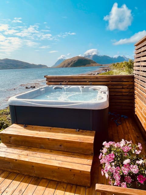 Lofoten cabin with unique sea plot and jacuzzi
