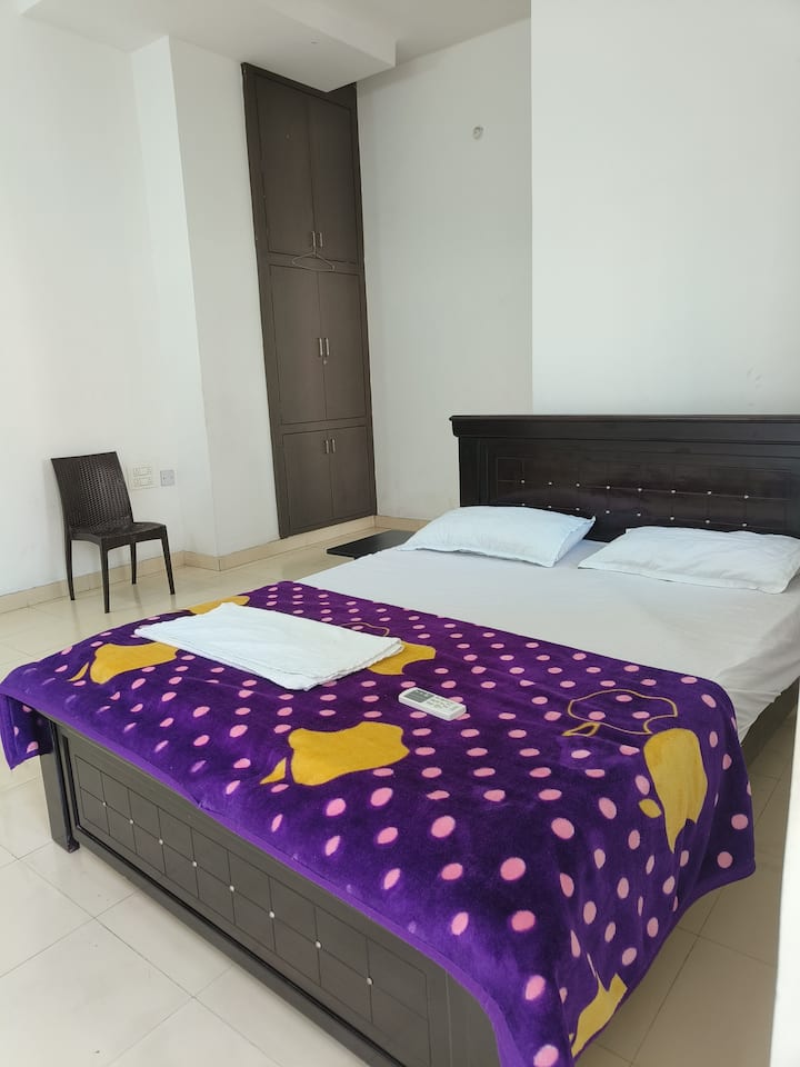 Dormitorio con aire acondicionado y armario