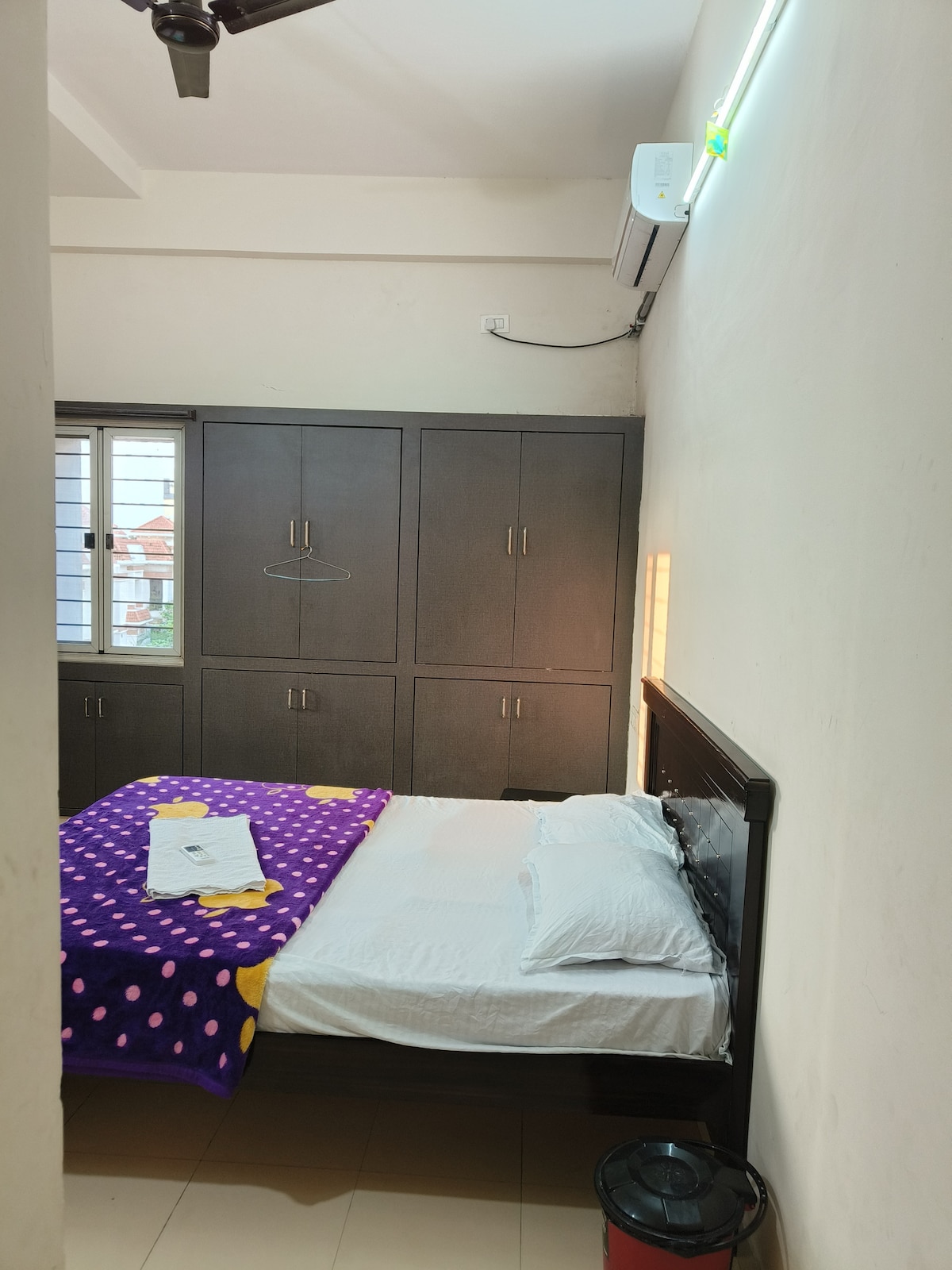 Спалня с климатик, прилежаща към банята 