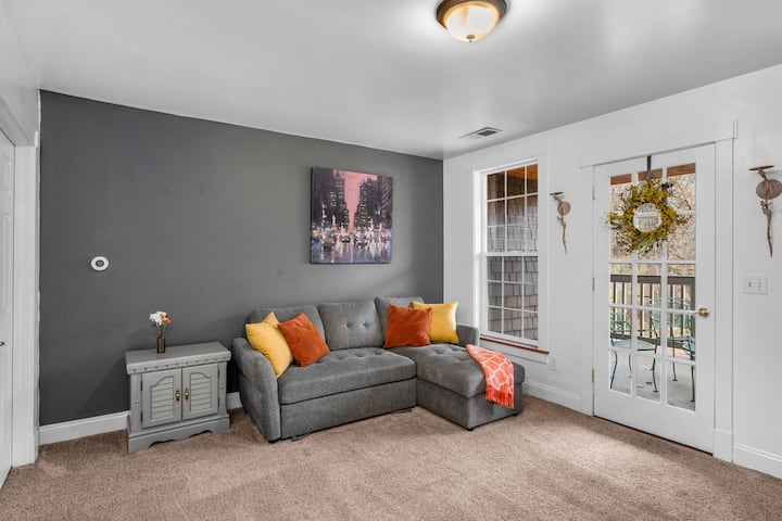 Chumba cha juu - kochi hubadilika kuwa kitanda cha watu wawili. 