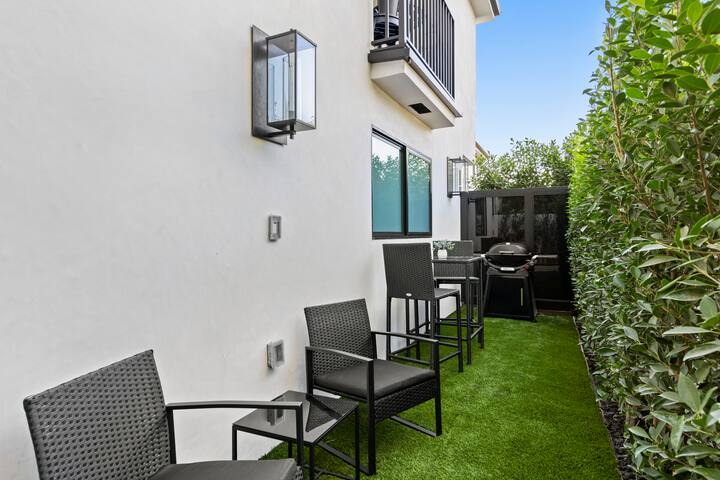 *New 2bd Luxury Modern Burbank Hills Home* gallery image 3