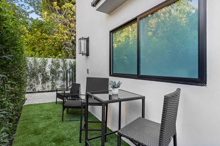 *New 2bd Luxury Modern Burbank Hills Home* gallery image 5