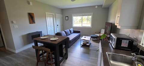 Top Airbnb: Park View Suite-Full Kitchen-Pvt entrance-parking in Langford