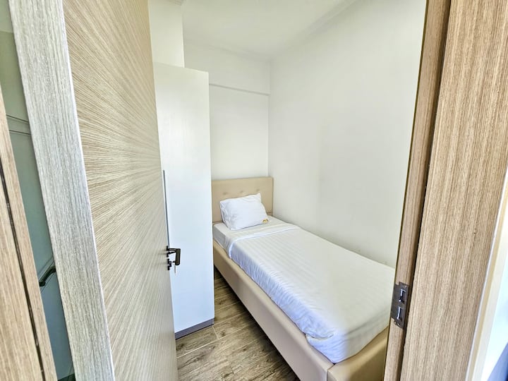 זה חדר השינה הקטן ביותר לאדם אחד. בחדר הזה יש גם חדר רחצה מאובזר משלו. יש חלון קטן בחדר האמבטיה לאוורור והוא מחובר ישירות לחדר הכביסה. בקניה, קוראים לזה מרחב SQ.