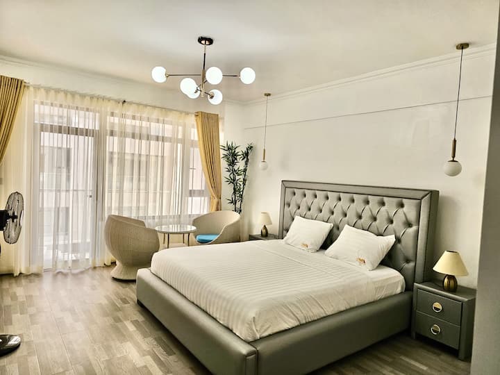 זה חדר השינה הראשי. יש מספיק מקום ל-2 מיטות תינוק שיש לנו כסטנדרט.