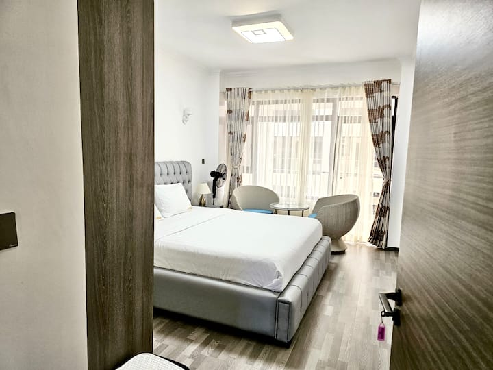 נוף כולל של חדר שינה 1. לחדר יש מרפסת משלו. יש מקום למקם את כיסאות המרפסת והשולחן בפנים כדי ליצור אזור ישיבה משלו כפי שמוצג בתמונה זו