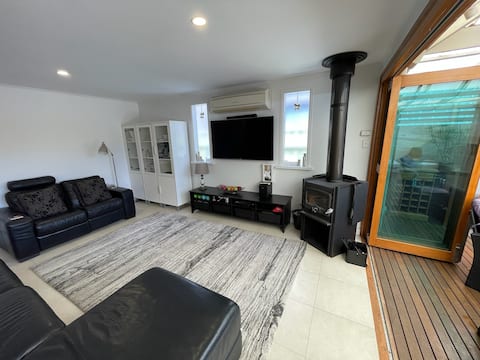 Top Airbnb: Stunning Cottage on Warwick 4 Bdr Home - Near City in Adelaide