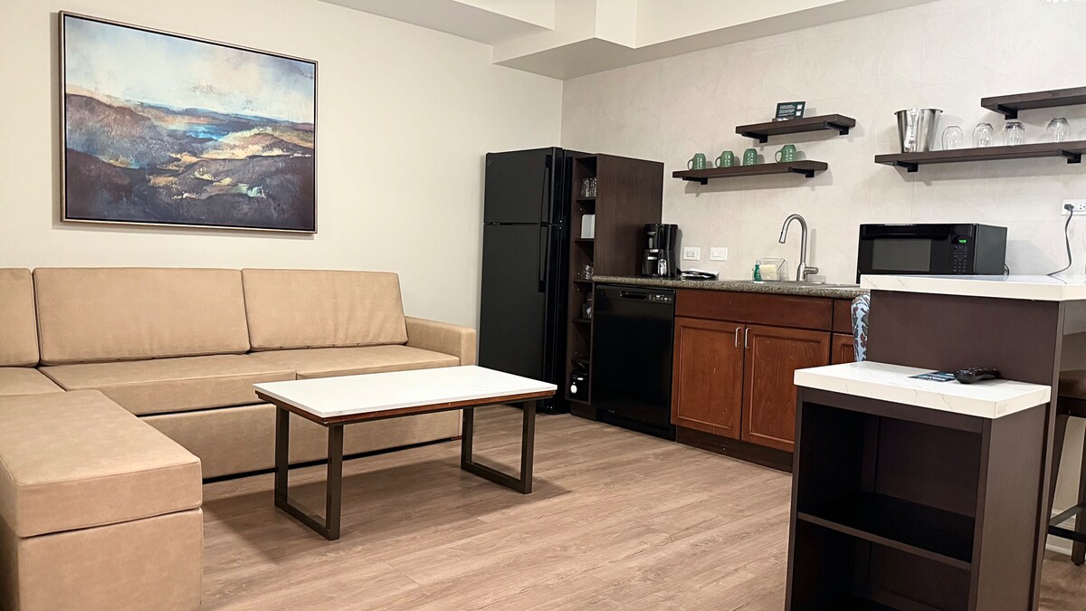 Sala de estar con sofá cama y espacio de trabajo