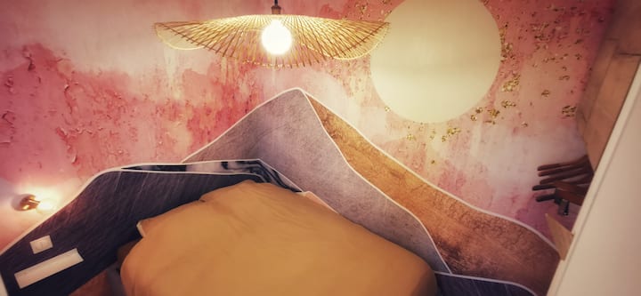 Mysigt och elegant sovrum! ️✨

Bekväm dubbelsäng med högkvalitativ fransk madrass. 

Elegant inredning och gott om förvaringsutrymme med trähängare. 


Perfekt för en lugn natt efter att ha utforskat staden! 

