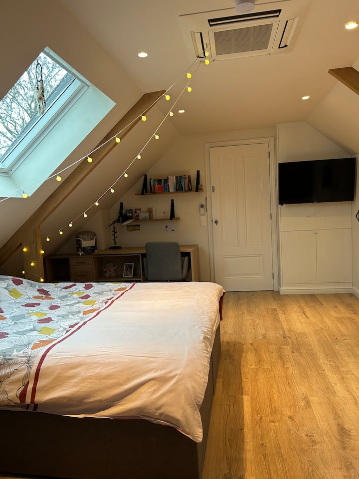 חדר השינה של הבת שלנו על צואה, מיטה מתחת לחלון (עם תריס) עם אורות לאווירה 
אתם יכולים לצפות בטלוויזיה עם chromecast במיטה
השולחן שלה נמצא בבית הסמוך