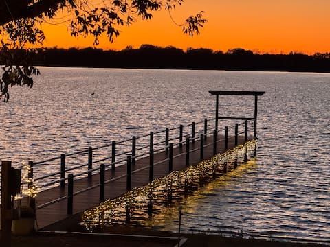Lakefront - The Lofty Cottage Getaway
