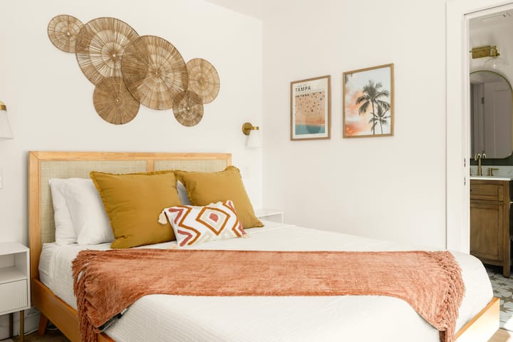 De grote slaapkamer beschikt over een queensize bed en directe toegang tot de badkamer voor een meer privé-ervaring, die gemak en comfort biedt voor een rustgevend verblijf.