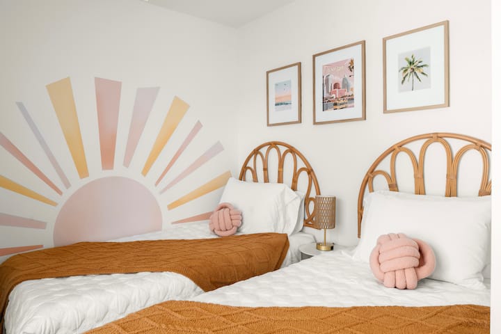 Kleine en gezellige tweede slaapkamer met twee eenpersoonsbedden om iedereen een comfortabel bed te geven om te slapen.   