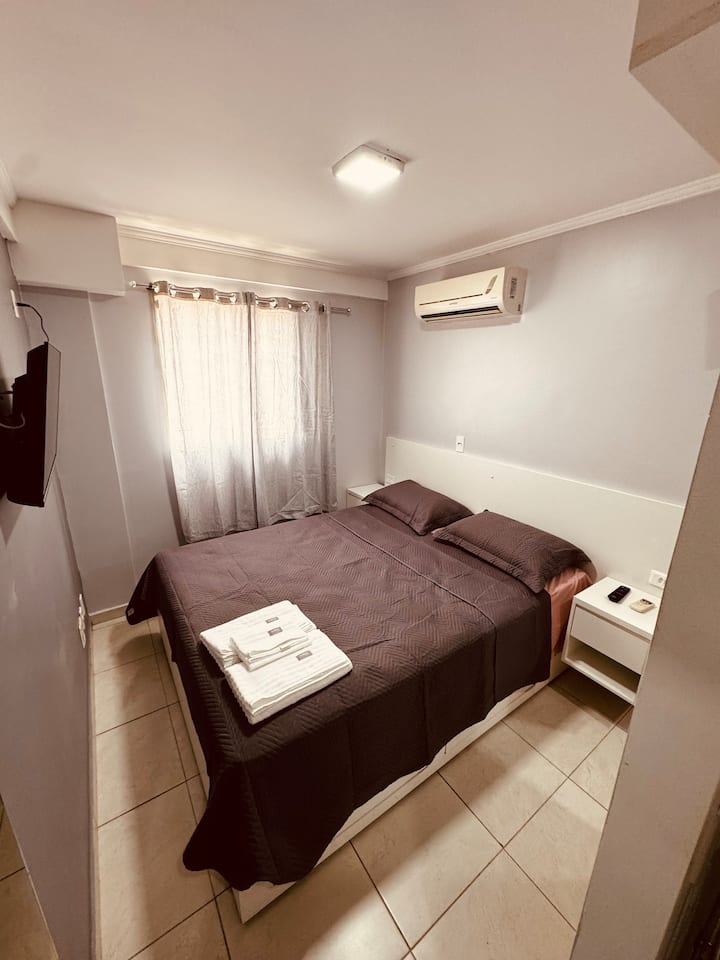 Hlavný apartmán s televízorom, Wi-Fi internetom, klimatizáciou, šatníkom a vlastnou kúpeľňou