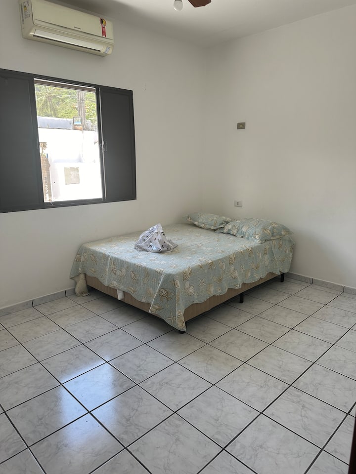 Dormitorio  con baño, una cama doble 