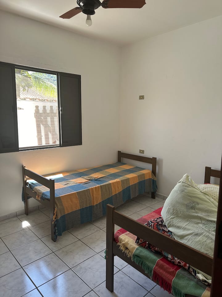 La habitación 4 tiene dos camas individuales, aire acondicionado. 