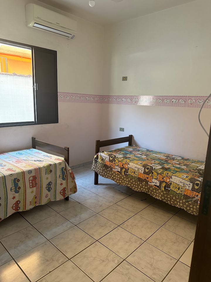 La habitación 3 tiene dos camas individuales, aire acondicionado y ventilador.  