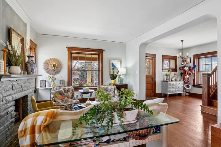Historic Gem Near Arrowhead Stadium - Sleeps 12 - Kansas City, MO