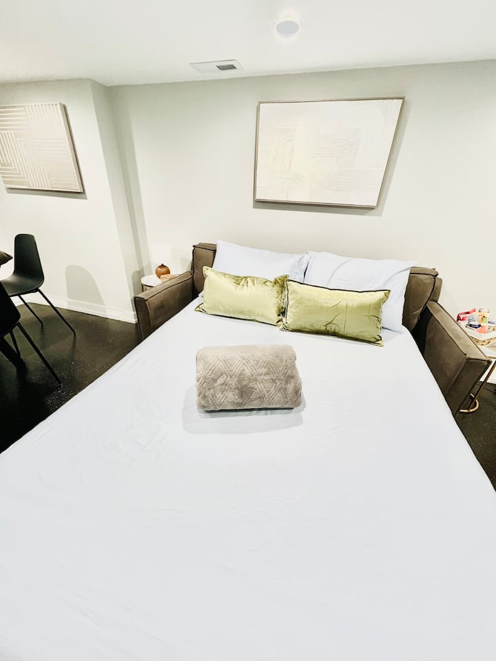 Cozy Chicago Garden Apartment - Niles, IL