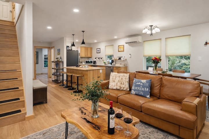 2 King Suites + Private Hot Tub & High Speed Wifi - Ashford, WA
