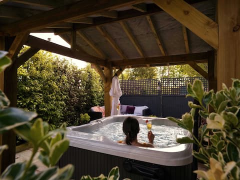 Scenery Hill Hideaways | Luxury Hot Tub & BBQ Hut