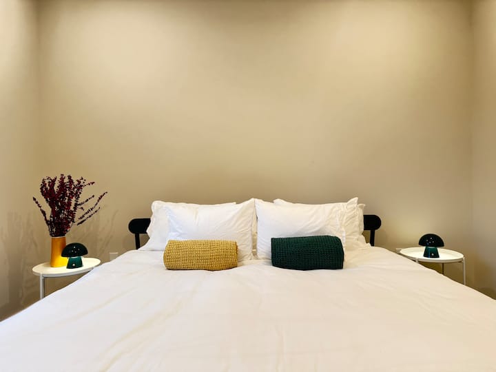 Cama tamaño king con baño privado