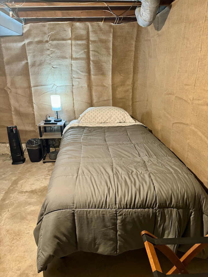 地下室卧室不是丽思酒店，但非常适合青少年或打鼾者，包括电视、台灯、床头柜、USB、音响机、行李架和额外的毯子