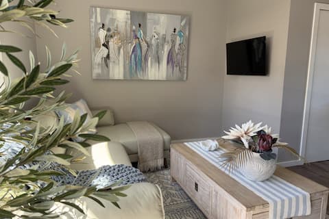 Top Airbnb: 2BR Coastal Escape | Walk to Beach | Pet Friendly in Wollongong