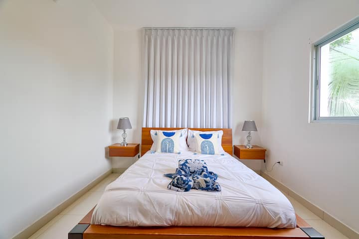  Segundo dormitorio acogedor
 Dormitorio luminoso con una cama cómoda, sábanas suaves, lámparas de cabecera y una configuración tranquila para noches relajantes y mañanas fáciles.
