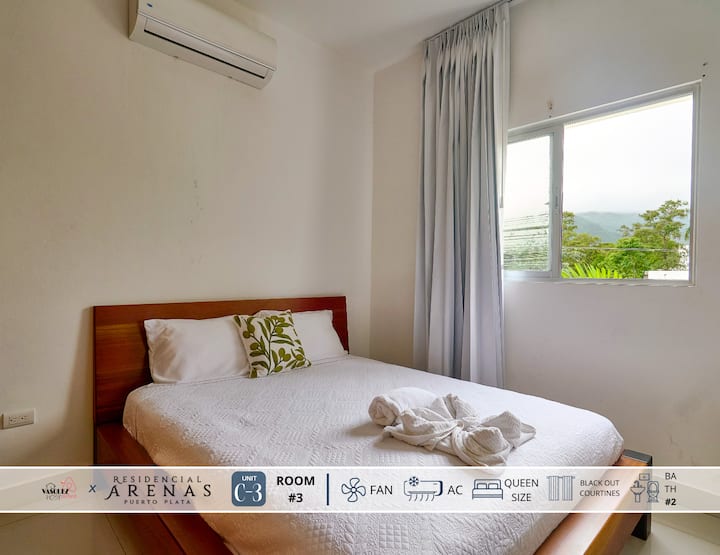 Tercer dormitorio con cama tamaño queen
 Habitación sencilla y cómoda con cama tamaño queen, aire acondicionado, cortinas y luz natural para estancias tranquilas.

