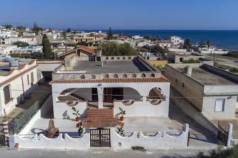Top Airbnb: [100 meters from the sea] Wifi|AC|BBQ|P-Private in Castelvetrano