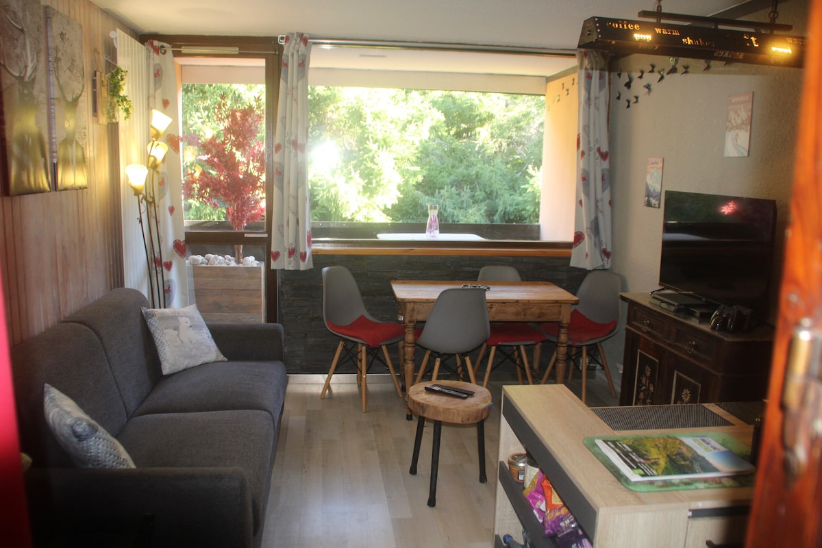 เนื่องจากเครือข่ายสาธารณะ (โทรศัพท์และโทรทัศน์) ของสถานีมีมากกว่าปานกลางอพาร์ทเมนท์มีกล่องไฟเบอร์ออเรนจ์ให้บริการ Wi-Fi ไม่จำกัดและตัวถอดรหัสสีส้มให้คุณเข้าถึงช่องสัญญาณได้ 160 ช่อง