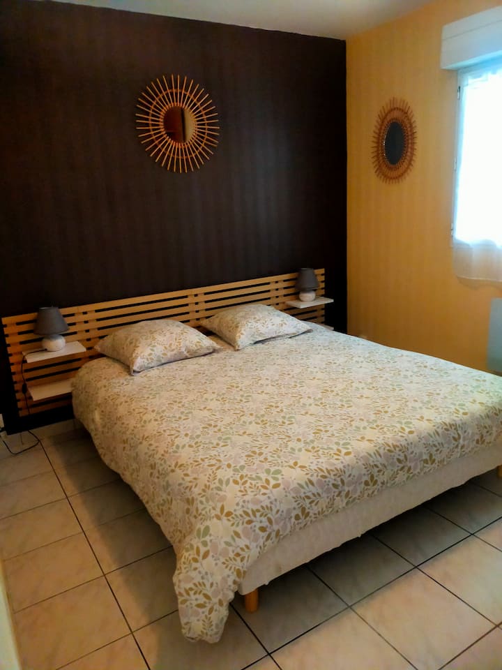 spavaća soba s krevetom 160