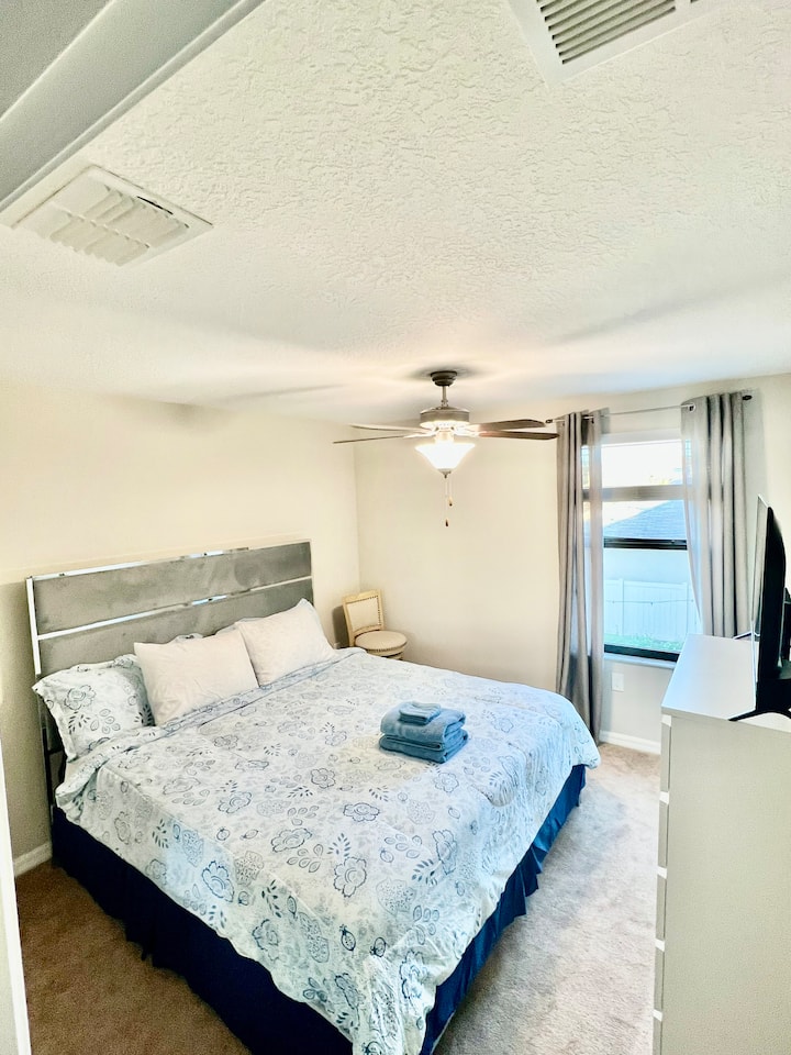 Დიდი ზომის საწოლი ყველა კომფორტით. 