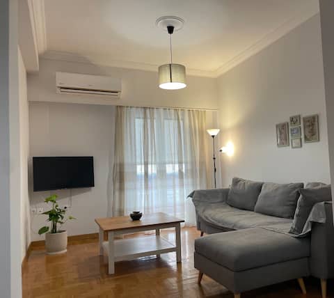 Top Airbnb: Charming 2-Bedroom Apartment in Central Athens in ΠΙΝΑΚΟΘΗΚΗ