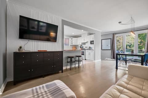 Top performing Airbnb: Unique pet-friendly home with office and backyard in Rideau Rockcliffe