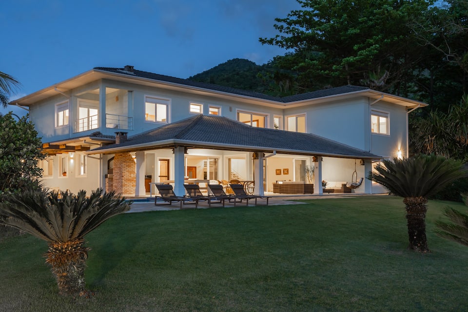 Top-earning Airbnb listing in São Sebastião, 8 bedrooms